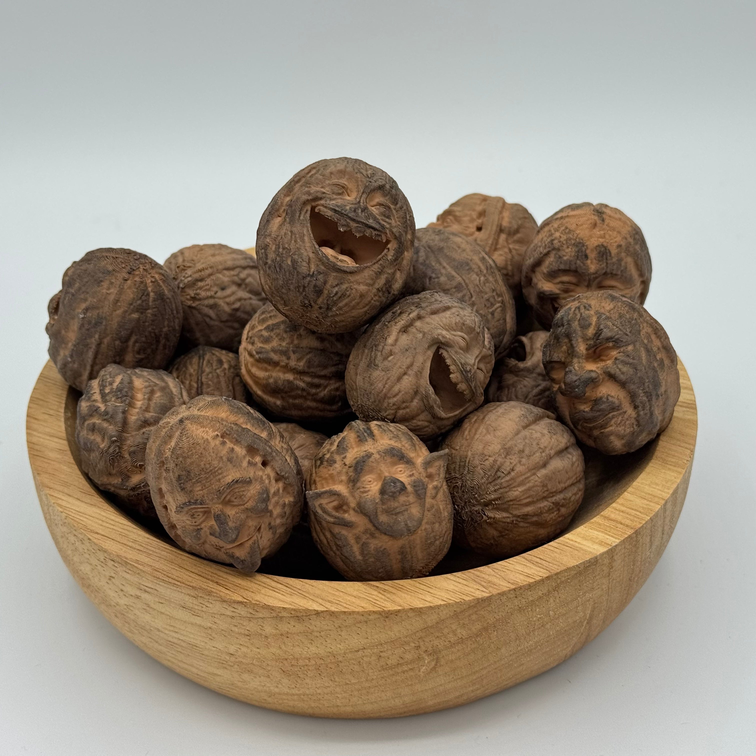 Walnoten met gezichtjes